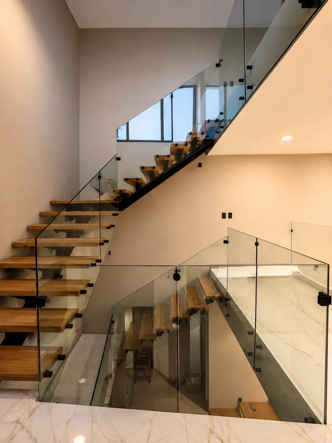 Barandal de vidrio templado instalado en escalera interior
