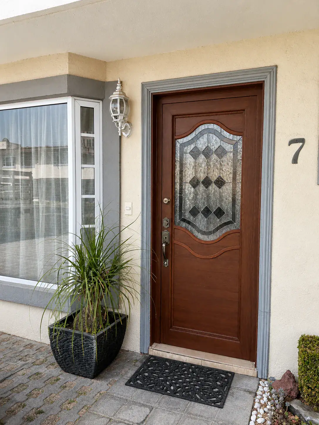 Puerta de acceso instalada en fachada residencial